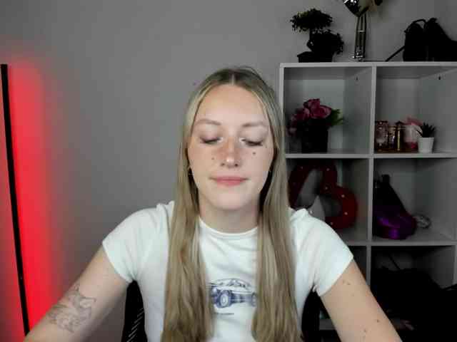 EvelynBlond Live Webcam on BongaCams