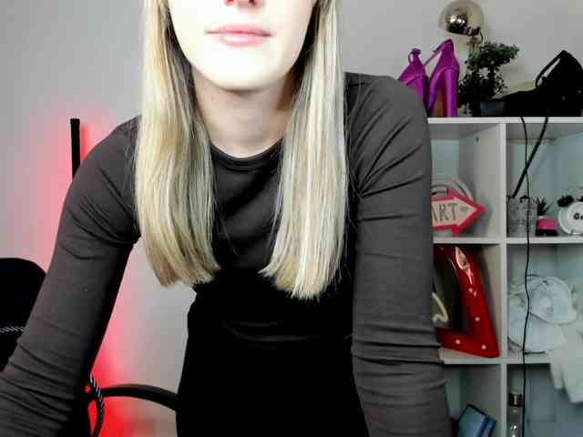 EvelynBlond26 webcam