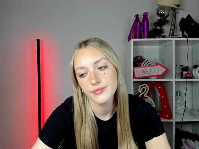 EvelynBlond26 webcam