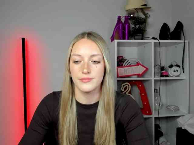 EvelynBlond26 webcam