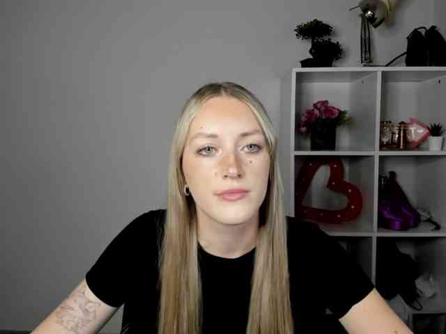 EvelynBlond26 webcam