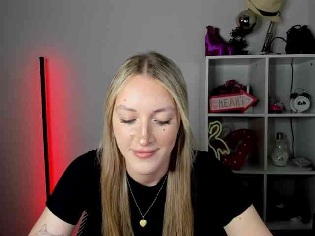 EvelynBlond26 webcam