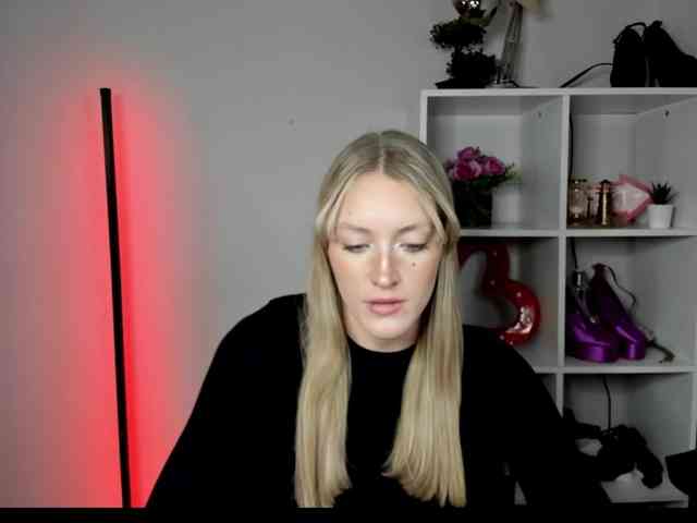 Model: EvelynBlond26