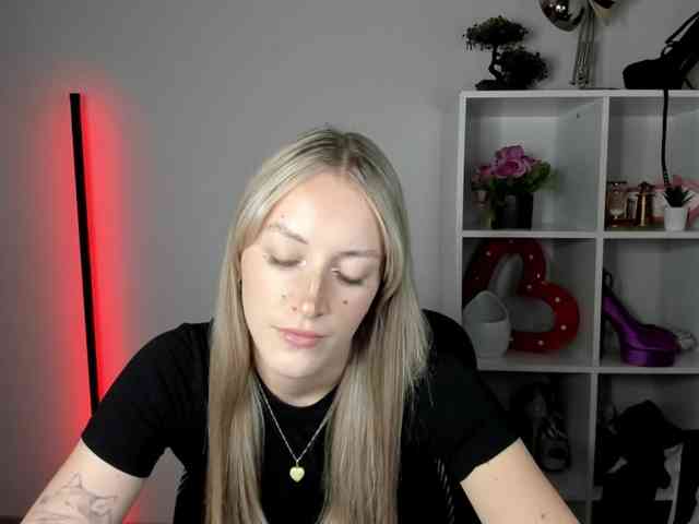 EvelynBlond26