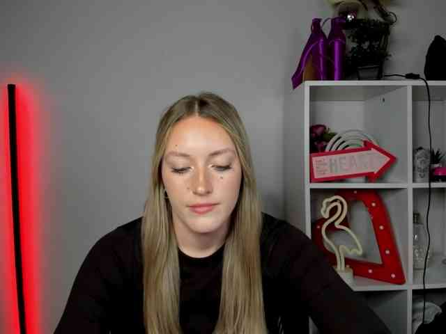 EvelynBlond26 webcam