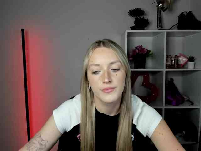 Model: EvelynBlond26