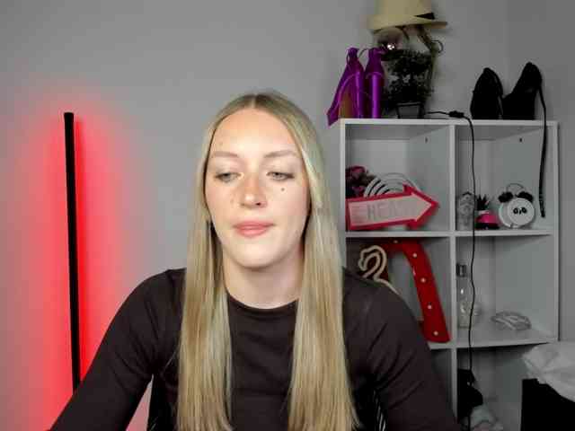 EvelynBlond26 webcam