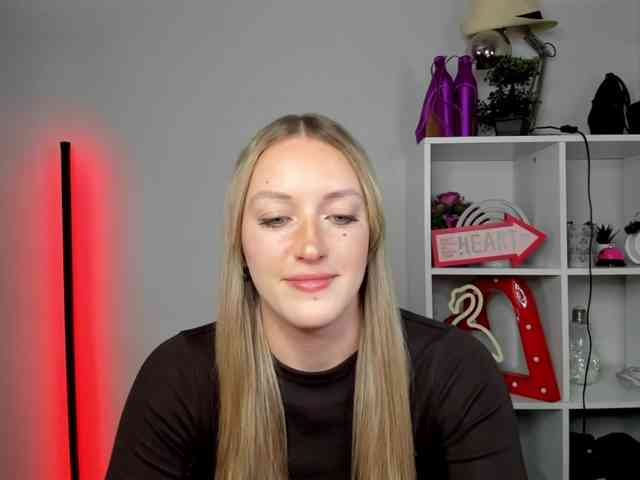 EvelynBlond26 webcam