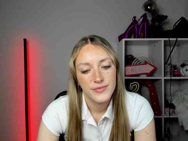 EvelynBlond26 webcam