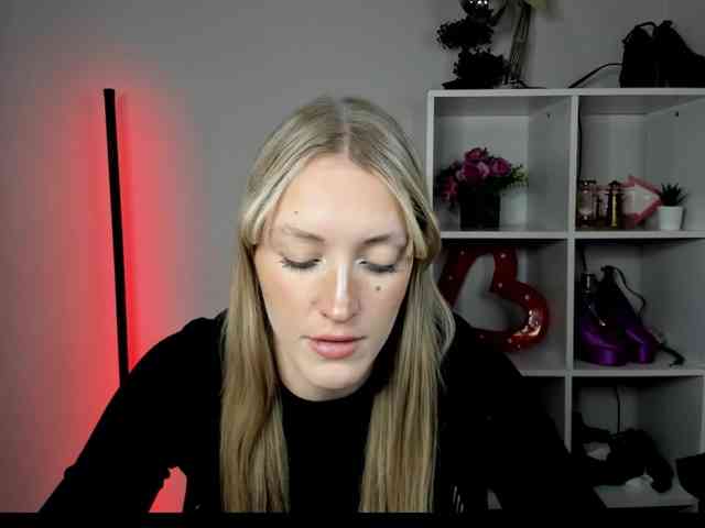 EvelynBlond26 webcam