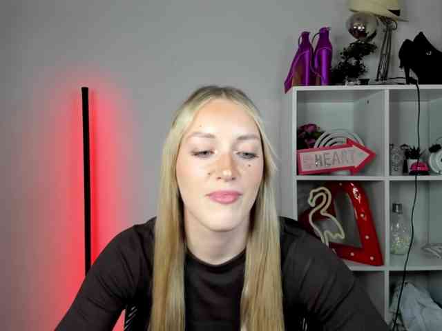 EvelynBlond26 webcam