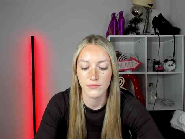 EvelynBlond26 webcam