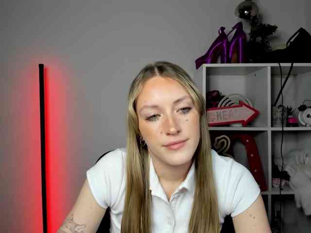 EvelynBlond26 webcam