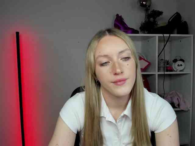 EvelynBlond26 webcam