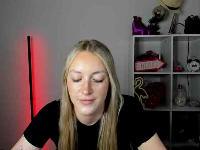EvelynBlond26 webcam
