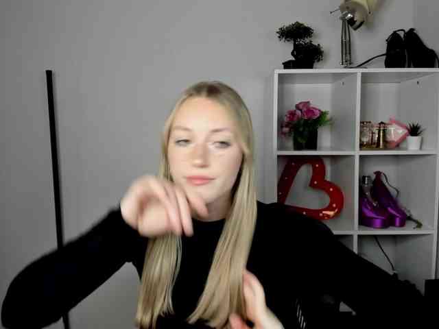 EvelynBlond26 webcam