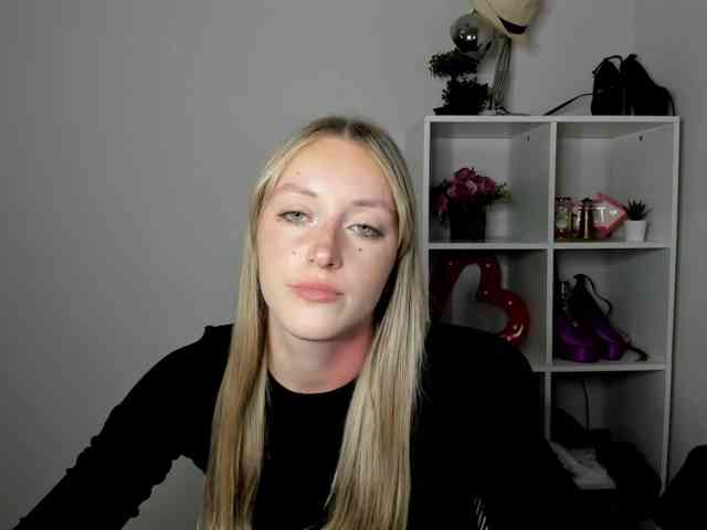 EvelynBlond26 webcam