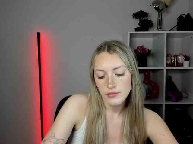 EvelynBlond26 webcam