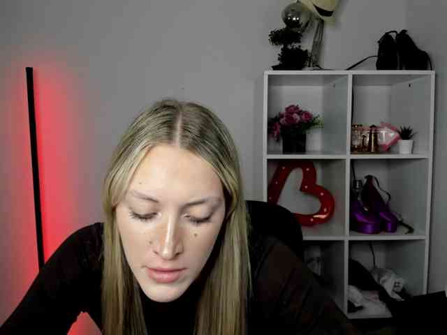 EvelynBlond26 webcam