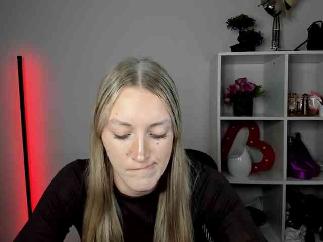 EvelynBlond26 webcam