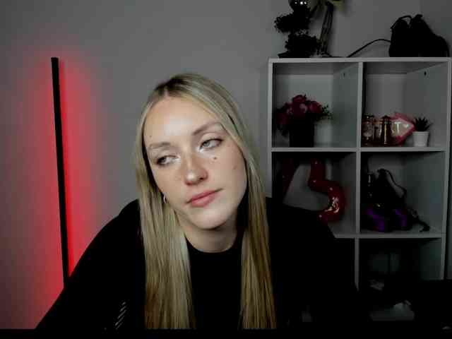 Model: EvelynBlond26