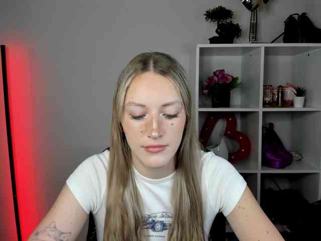 EvelynBlond26 webcam