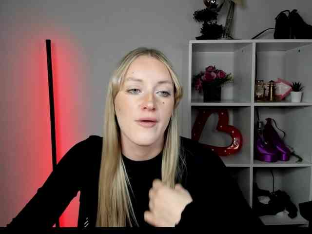 EvelynBlond26 webcam