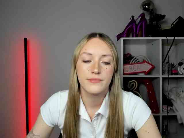 EvelynBlond26 webcam
