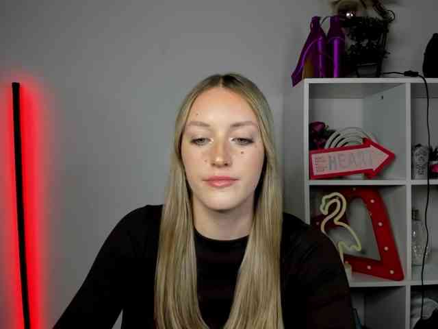 EvelynBlond26 webcam