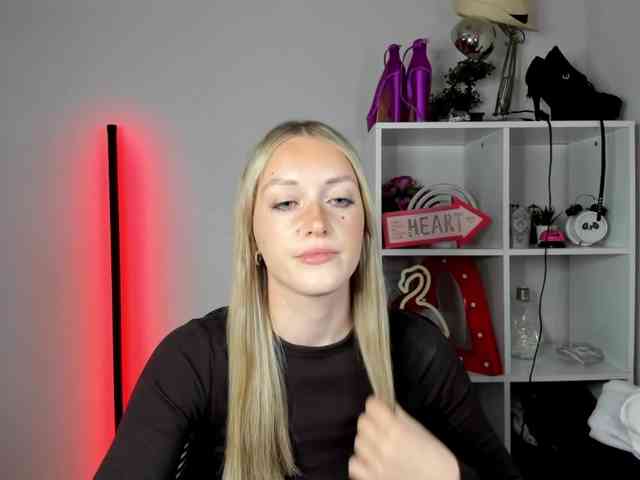 EvelynBlond26 webcam