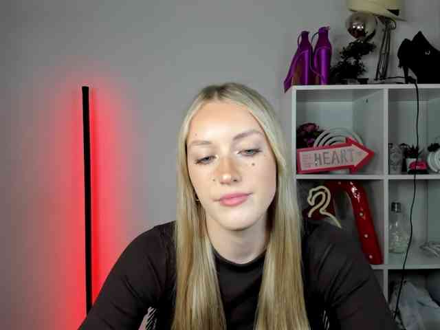 EvelynBlond26 webcam