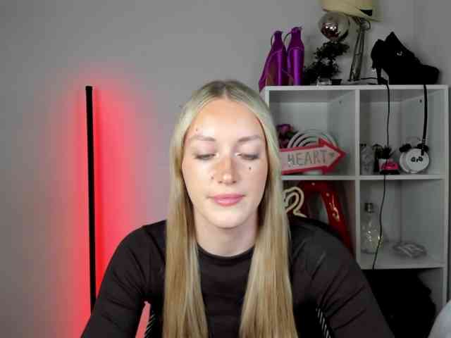 Model: EvelynBlond26