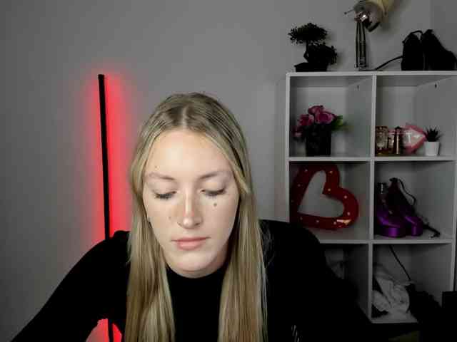 EvelynBlond26 webcam