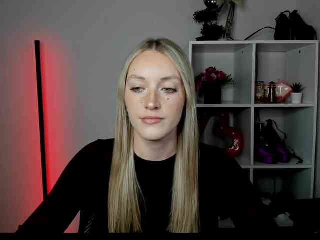 EvelynBlond26 webcam