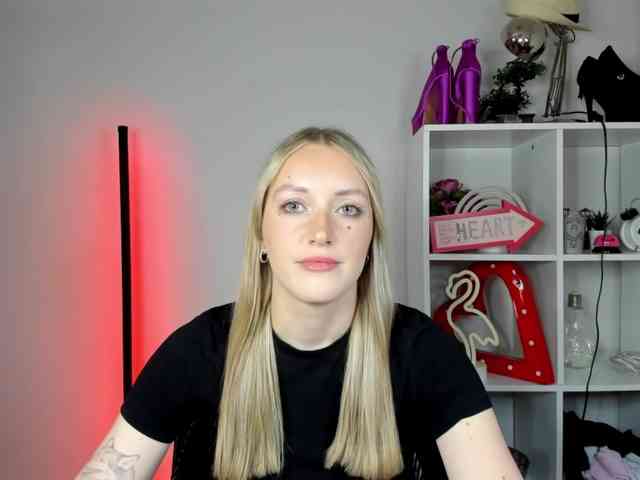EvelynBlond26 webcam