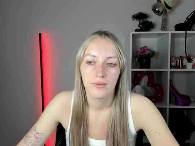 EvelynBlond26 webcam