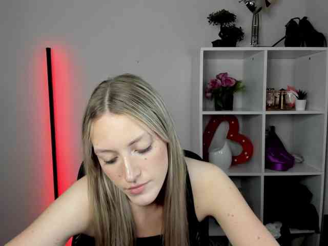 Model: EvelynBlond26