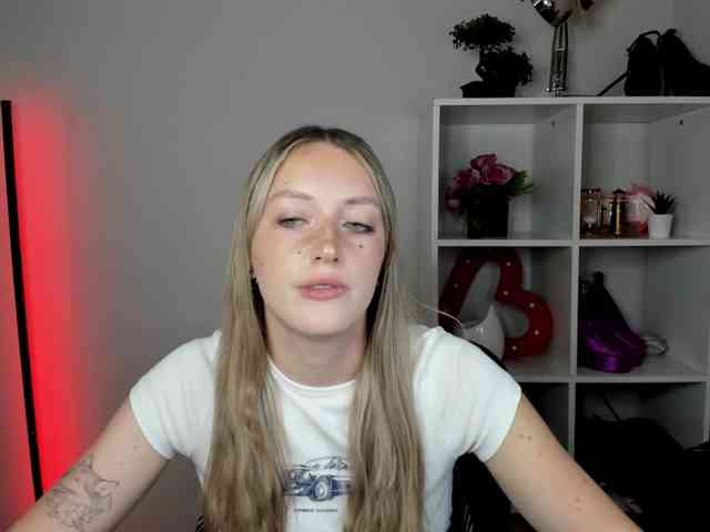 EvelynBlond26 webcam