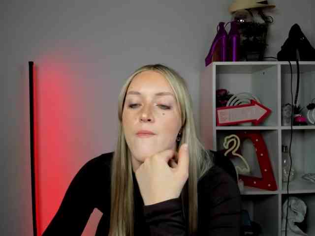 EvelynBlond26 webcam