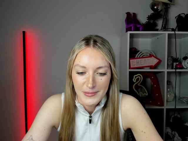 EvelynBlond26 webcam