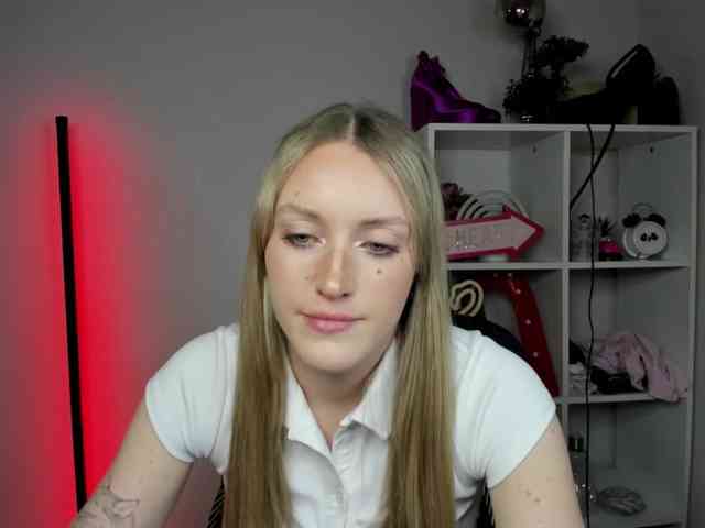 EvelynBlond26 webcam