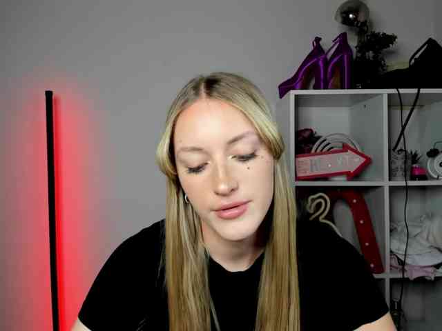 EvelynBlond26 webcam