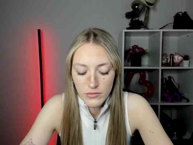 EvelynBlond26 webcam