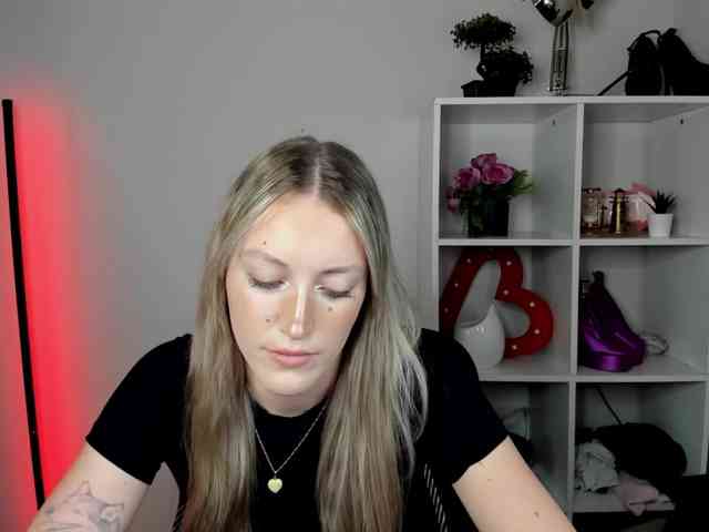 EvelynBlond26 webcam