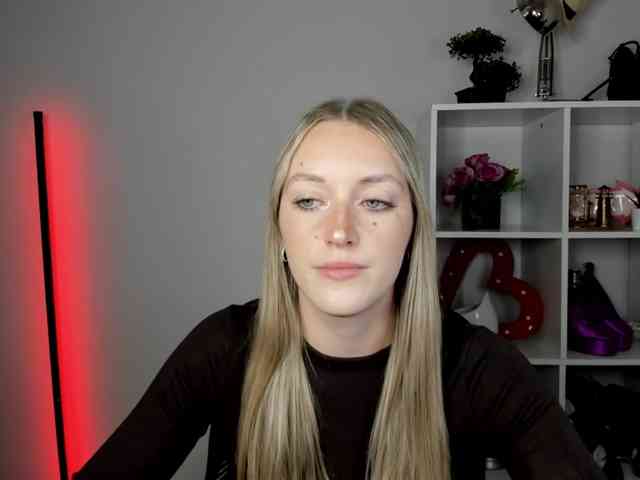 EvelynBlond26 webcam