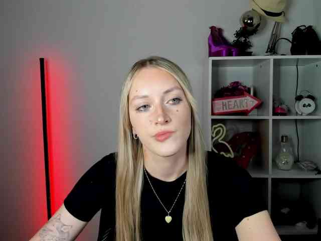 EvelynBlond26 webcam