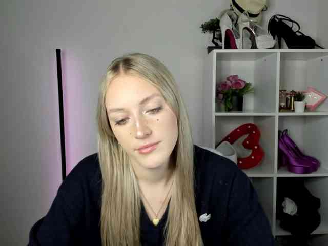 EvelynBlond26 webcam