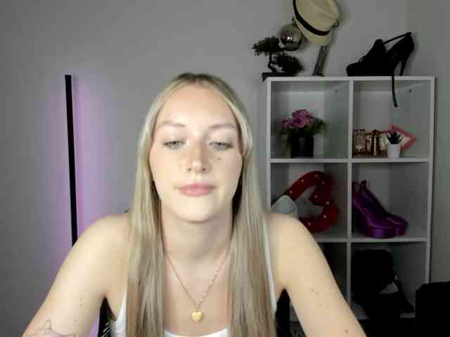 EvelynBlond26 webcam