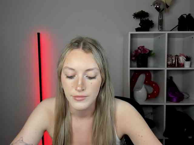 EvelynBlond26 webcam