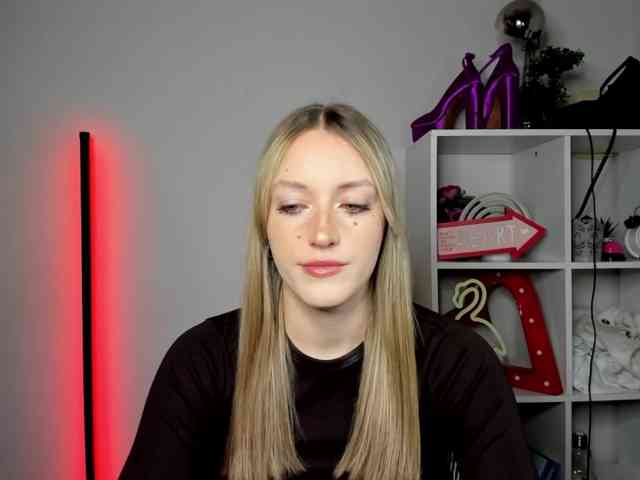 EvelynBlond26 webcam